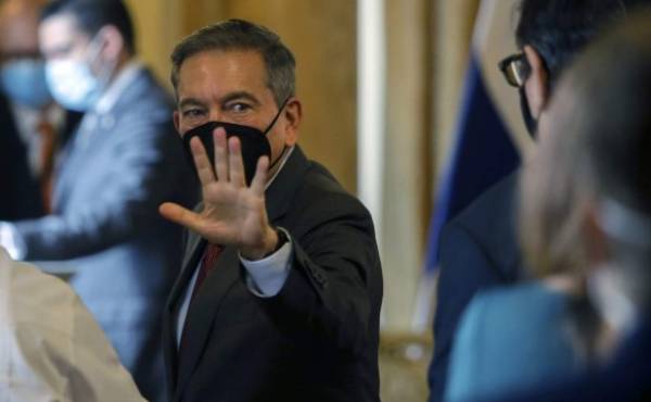 Panama's President Laurentino Cortizo waves during a ceremony at the Yellow Room of the Las Garzas presidential palace Presidency Palace in Panama City, on September 2, 2020. - Cortizo appointed seven new members of the Board of Directors of the Social Security Fund, in charge of the assistance within the COVID-19 coronavirus pandemic. (Photo by STR / AFP)