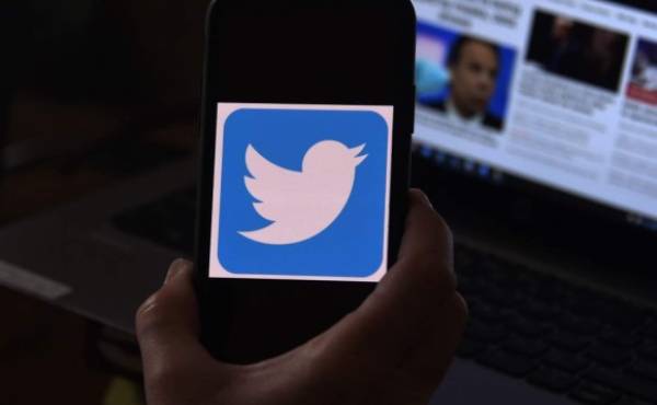 In this photo illustration, a Twitter logo is displayed on a mobile phone on May 27, 2020, in Arlington, Virginia. - US President Donald Trump threatened Wednesday to shutter social media platforms after Twitter for the first time acted against his false tweets, prompting the enraged Republican to double down on unsubstantiated claims and conspiracy theories. Twitter tagged two of Trump's tweets in which he claimed that more mail-in voting would lead to what he called a 'Rigged Election' this November. (Photo by Olivier DOULIERY / AFP)