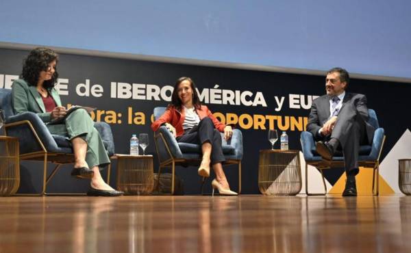 <i>FOTO (de izq. a dcha.): Emilia Pérez, Juan Ricardo Ortega y Beatriz Corredor</i>