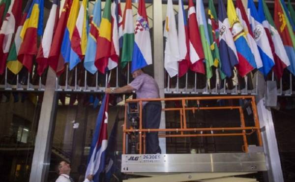 Sobre las 04H00 (08H00 GMT), el estandarte cubano -rojo, blanco y azul con una estrella solitaria-, se sumó al resto de banderas de otros países que ondean fuera del edificio del Departamento de Estado en Washington.