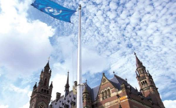 El 26 de noviembre de 2013 Managua demandó a Colombia ante la CIJ por considerar que Bogotá incumple la sentencia de noviembre de 2012 del tribunal con sede en La Haya.