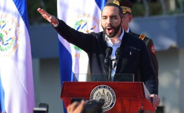 Salvadoran President Nayib Bukele gestures as he speaks to supporters during a protest outside the Legislative Assembly to make pressure on deputies to approve a loan to invest in security, in San Salvador on February 9, 2020. (Photo by MARVIN RECINOS / AFP)