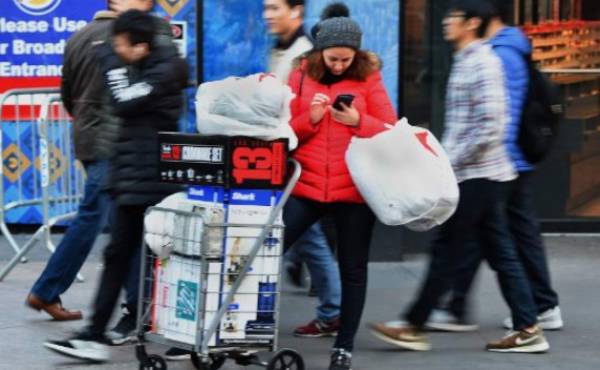 Compradores aprovechan los descuentos después del Día de Acción de Gracias en Nueva York. AFP PHOTO / TIMOTHY A. CLARY