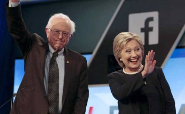 Clinton estuvo en contra del acuerdo en 2008, en campaña contra Obama durante las primarias, pero luego ayudó a promoverlo en el Congreso cuando era secretaria de Estado, afirma el equipo de campaña de Bernie Sanders.