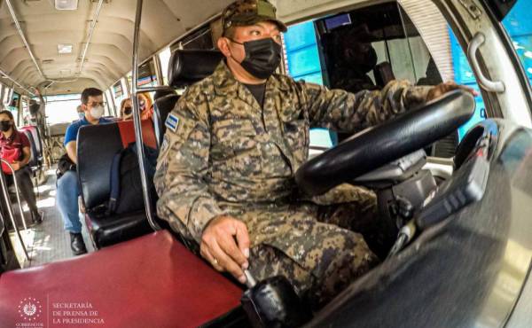 Ejército de El Salvador conduce buses de transporte colectivo ‘tomados’ a empresario