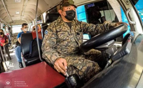 Ejército de El Salvador conduce buses de transporte colectivo 'tomados' a empresario   