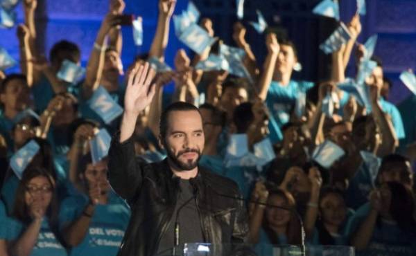 Salvadorean presidential candidate Nayib Bukele, of the Great National Alliance (GANA), waves at supporters during the closing rally of his campaign in San Salvador, on January 26, 2019 ahead of the first round of the national election on February 3. (Photo by Oscar Rivera / AFP)