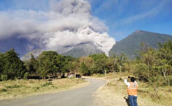 Guatemala: Volcán de Fuego entra en erupción