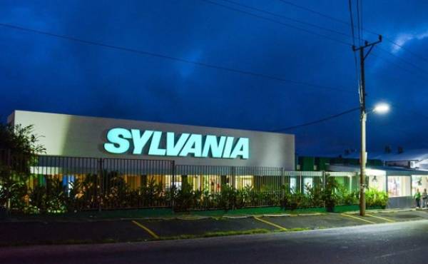 Se espera que la transacción cierre durante el primer trimestre de 2016 creando una de las mayores potencias mundiales en iluminación. En la imagen, fachada de la planta de Sylvania en San José de Costa Rica. (Foto: Cortesía).