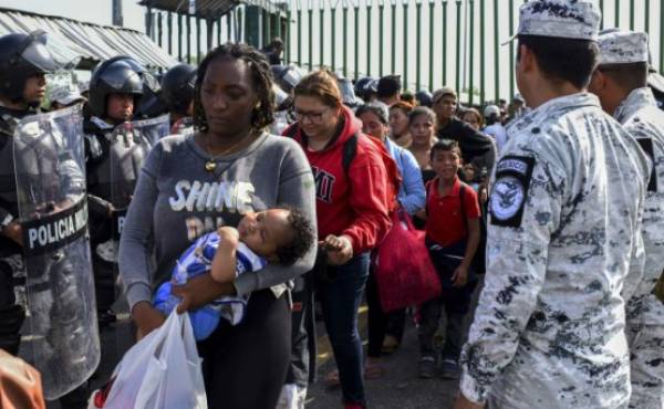 México ofrece 'oportunidades' a caravana migrante y EE.UU. los advierte
