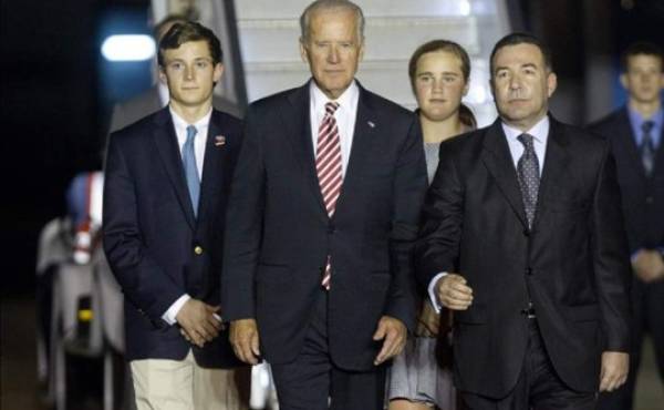 El vicepresidente de Estados Unidos, Joseph Biden, baja de su avión al llegar a Santo Domingo (República Dominicana). (Fuente: EFE)