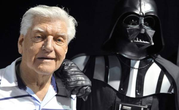 English actor David Prowse (L), who played the character of Darth Vader (Dark Vador in French) in the first Star Wars trilogy poses with a fan dressed up in a Darth Vader costume during a Star Wars convention on April 27, 2013 in Cusset. AFP PHOTO THIERRY ZOCCOLAN (Photo credit should read THIERRY ZOCCOLAN/AFP via Getty Images)