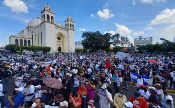 El Salvador: Miles protestan contra las políticas de Bukele