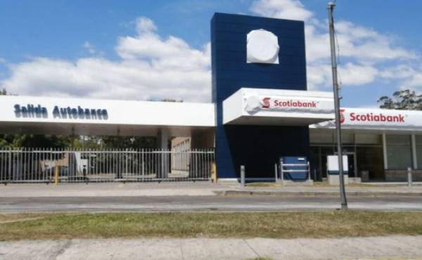 Las agencias de Scotiabank en El Salvador comenzaron a ser remozadas con los colores de Cuscatlán, pero siguen operando como entidades separadas.