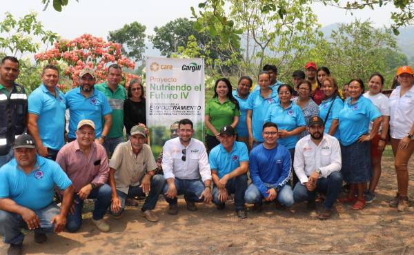 Para mejorar sus procesos y el rendimiento de las peceras, los productores de tilapia organizados en la ASAA reciben equipamiento, capital semilla, asesoría y capacitación de parte de Cargill Honduras y CARE.
