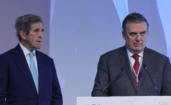 El canciller Marcelo Ebrard acompañado del enviado especial para el clima de Estados Unidos, John Kerry.