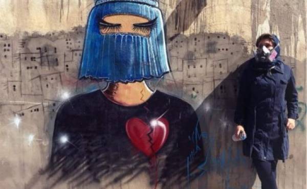 Shamsia Hassani es considerada como la primera grafitera afgana, utiliza sus pinturas para dar color a un país agotado por las guerras y el terrorismo