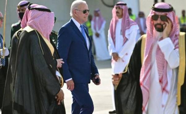 El presidente de los Estados Unidos, Joe Biden, aborda el Air Force One antes de partir del Aeropuerto Internacional Rey Abdulaziz en la ciudad saudita de Jeddah, al final de su primera gira por el Medio Oriente como presidente. (Foto AFP)