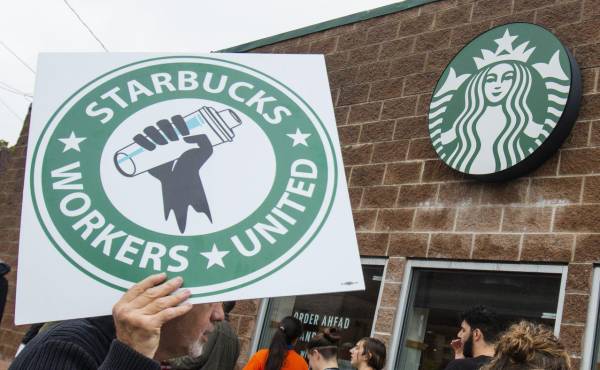 Empleados de Starbucks realizan huelga en más de 100 tiendas de EEUU