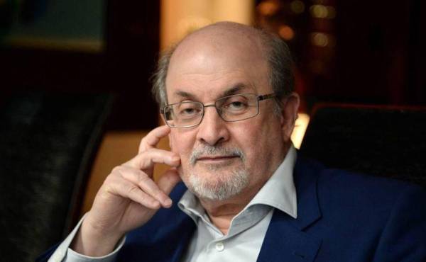 El esctritor Salman Rushdie fue apuñalado durante un acto en Nueva York