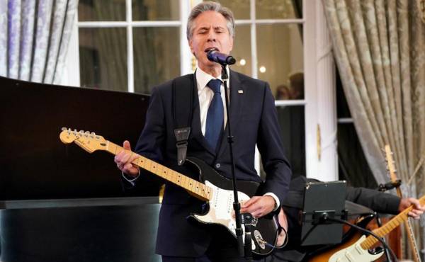 Antony Blinken toma la guitarra por la diplomacia musical