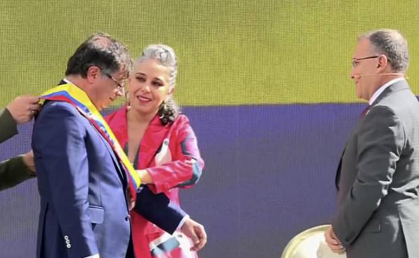 Gustavo Petro es investido como el primer presidente de izquierda de Colombia
