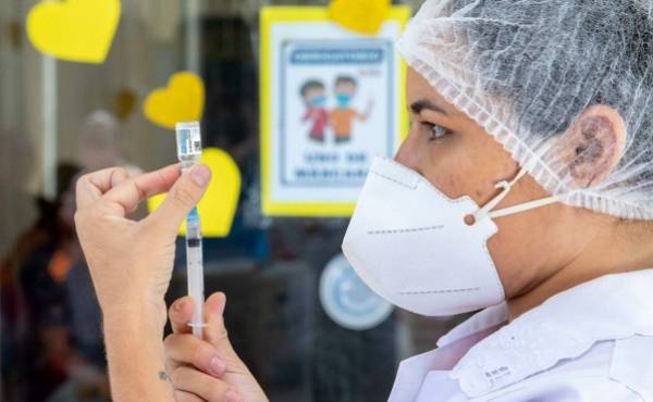 Latinoamérica apuesta a la vacunación ante ómicron ante alza de contagios