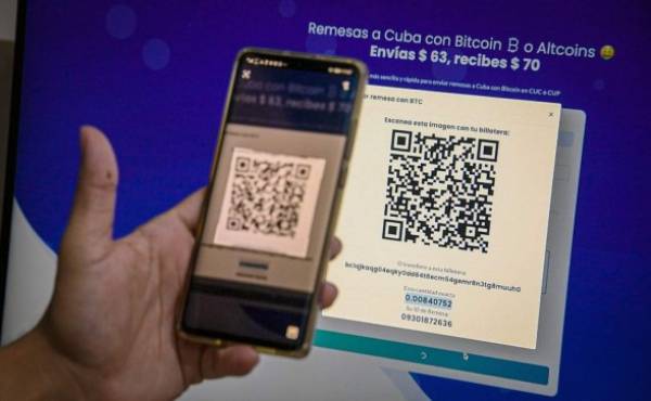 The Cuban creator of Bitremesas, Erich Garcia, shows how the use his internet platform during an interview with AFP in Havana on October 17, 2020. - Through Bitremesas, people outside Cuba can buy Bitcoins for their relatives in the island nation, who then sell the crypto-currency to local buyers for cash and thus avoid restrictions on remittances. (Photo by Adalberto ROQUE / AFP)