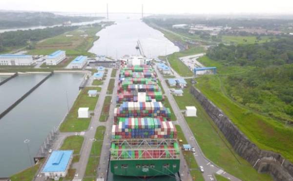 El barco Tritón impone récord en el Canal de Panamá