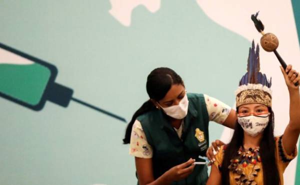 Vanderlecia Ortega dos Santos, or Vanda, from the Witoto indigenous tribe, receives the Sinovac coronavirus disease (COVID-19) vaccine in Manaus, Brazil January 18, 2021. REUTERS/Bruno Kelly