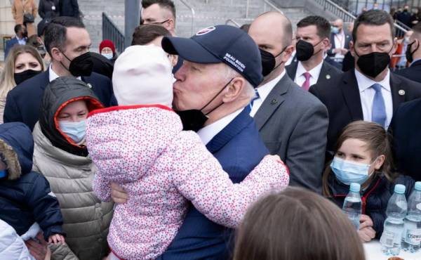 Joe Biden, quien cargó a varios niños ucranianos refugiados, subrayó que “sabía bien lo que era tener a alguien cercano en una zona de guerra”, en alusión a su hijo Beau Biden, quien murió en 2015 de cáncer, habiendo combatido en Irak.