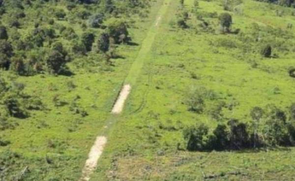La pista clandestina estaba en el municipio de Brus Laguna y fue destruida con explosivos detonados por militares hondureños. Imagen referencia.