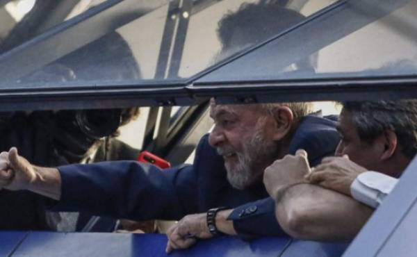 Brasilian ex-president Luiz Inacio Lula da Silva waves to supporters in Sao Bernardo do Campo, Brazil on April 6, 2018Lula da Silva, the controversial frontrunner in Brazil's October presidential election, ignored a deadline to surrender and start a 12-year prison sentence for corruption. Lula was ordered to surrender by 5:00 pm (2000 GMT) but remained holed up in the metal workers' union building in his hometown Sao Bernardo do Campo, surrounded by supporters. / AFP PHOTO / Miguel SCHINCARIOL