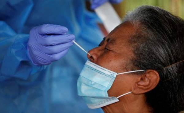 Health workers perform COVID-19 tests to inhanitantes of the Juan Diaz township in Panama City, Panama, 16 July 2020. EFE/Bienvenido Velasco
