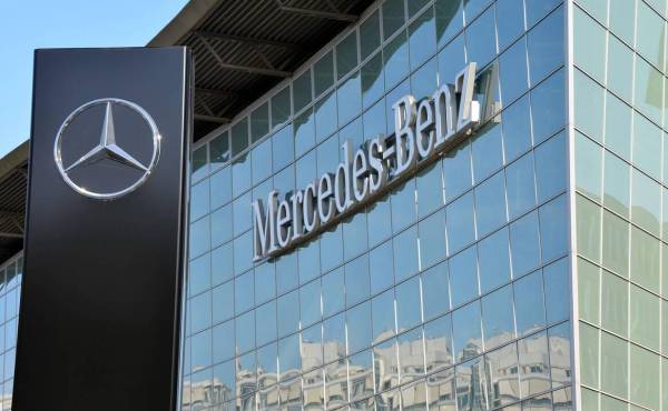 Mercedes-Benz duplica su beneficio en el tercer trimestre, pero se muestra prudente