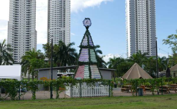 Panamá con árbol de Navidad creado con miles de envases usados
