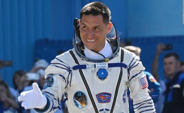 Frank Rubio, el astronauta de origen salvadoreño, realiza su primera caminata espacial