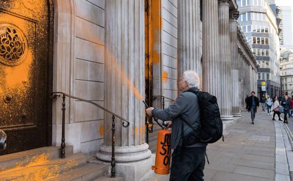 Activistas ecologistas pintan de naranja edificios emblemáticos de Londres