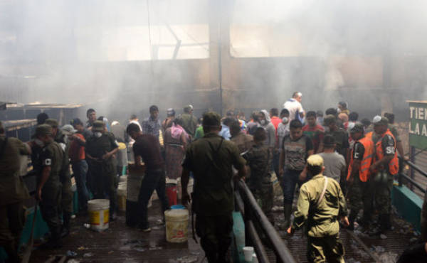Imágenes del incendio del mercado La Terminal, en Guatemala. Foto: AFP