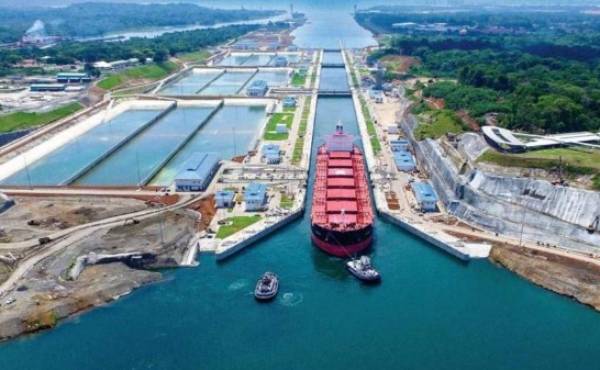 Canal de Panamá invertirá US$32.000 millones en una década para mejorar su competitividad