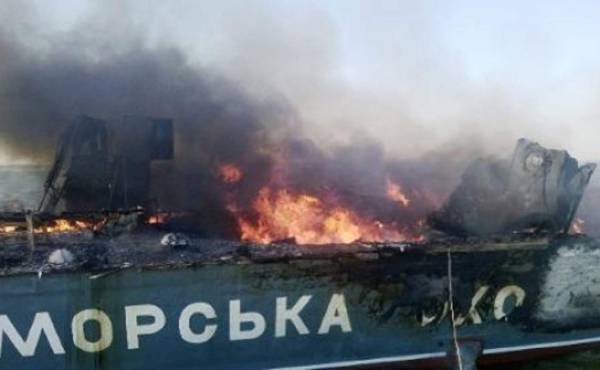 Un buque de la armada de Ucrania en llamas el 31 de agosto de 2014 en Mariupol. (Foto: AFP)