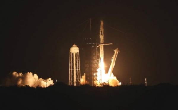 Un cohete SpaceX Falcon 9, que transporta a los astronautas de la misión Crew-2, despega del complejo de lanzamiento 39A en el Centro Espacial Kennedy en Florida el 23 de abril de 2021. SpaceX lanzó su tercera tripulación a la Estación Espacial Internacional una hora antes del amanecer del viernes, reciclando un cohete y una nave espacial por primera vez. La misión Crew-2, la primera en la que participó un europeo, despegó del Centro Espacial Kennedy en Florida a las 5:49 am hora del este (0949 GMT).