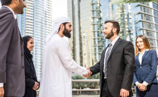 Emiratos Árabes Unidos cambia el fin de semana y acorta jornada laboral