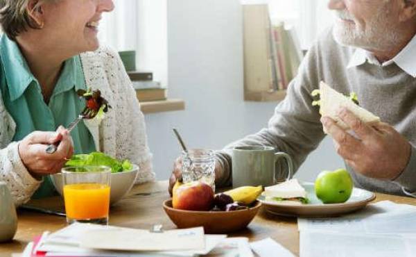 Envejecer de forma saludable comienza con la nutrición, según investigación