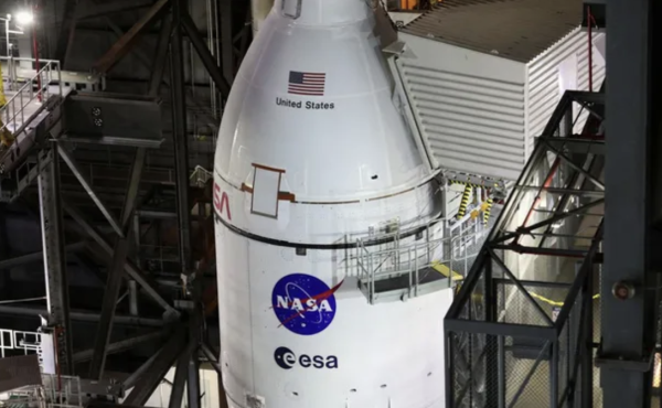 Megacohete lunar de la Nasa arriba a su plataforma de lanzamiento en EEUU