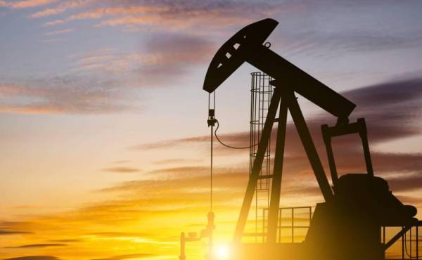 Petróleo sube 4% tras advertencias de escasez de suministro