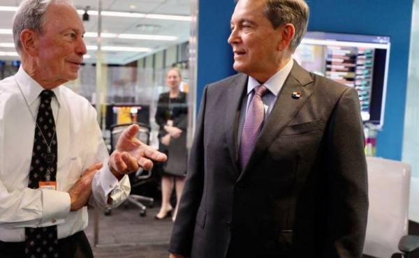 El empresario y político Michael Bloomberg junto al presidente de Panamá, Laurentino Cortizo.