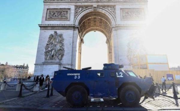 Blindan París para impedir protestas de sectores antivacunas