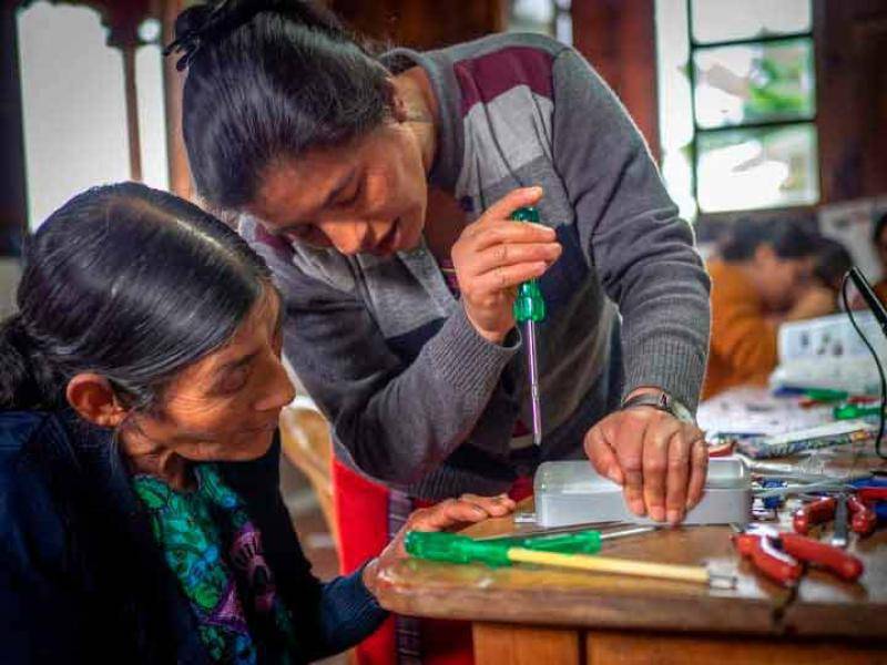 Guatemala: Mujeres indígenas estudian proyectos de ingeniería solar