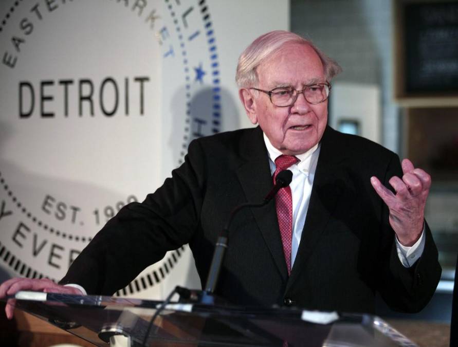 Warren Buffett brinda consejos a jóvenes que buscan su primer empleo
